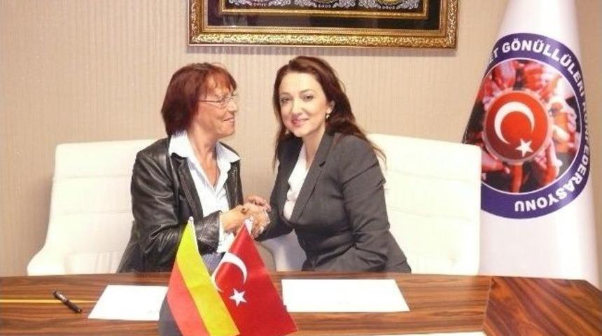 Hizmet Gönüllüleri Konfederasyonu'ndan Almanya'daki Türk Kadınlarına Destek Eli