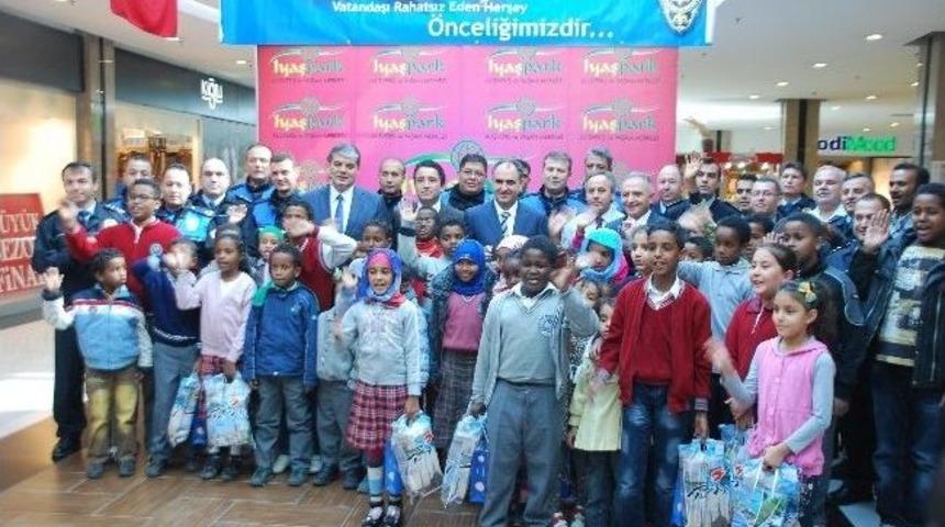 Polisten Sığınmacı Ailelerin &Ccedil;ocuklarına Bayram Har&ccedil;lığı