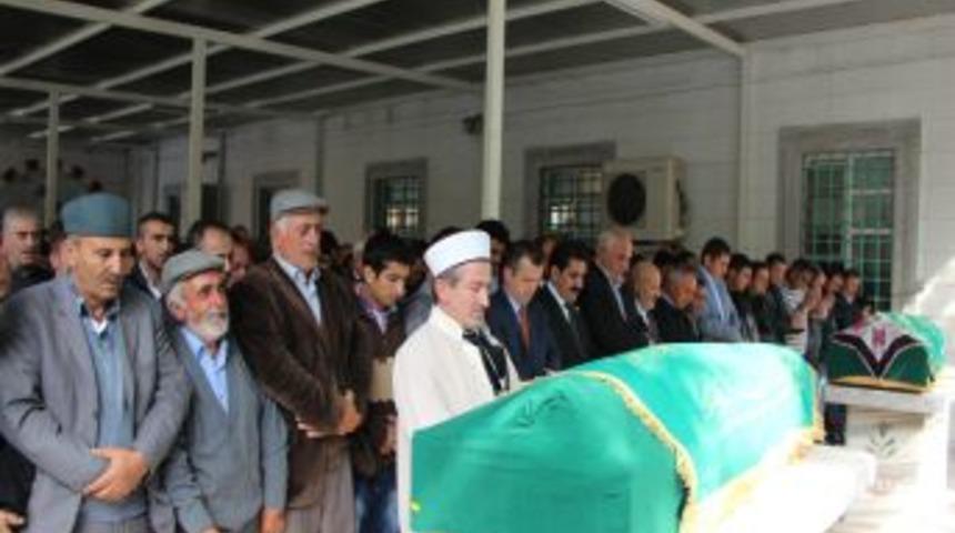 Yangında &Ouml;len Ufuk Ve Yasemin Toprağa Verildi