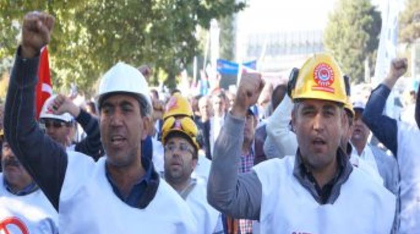 &Ouml;zelleştirme Karşıtı Iş&ccedil;iler TBMM &Ouml;n&uuml;nde Polis Barikatını Zorladı