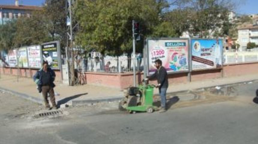 R&ouml;gar Kapağından Yanıcı Madde D&ouml;kerek Yağmur Suyu Şebeke Borusunu Yaktılar