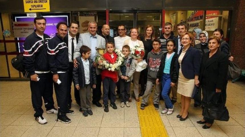 Avrupa Satran&ccedil; Şampiyonu &Ccedil;i&ccedil;eklerle Karşılandı