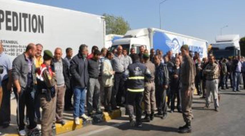 İki &Uuml;lke Arasında TIR Kuyruğu 42 Kilometreyi Buldu