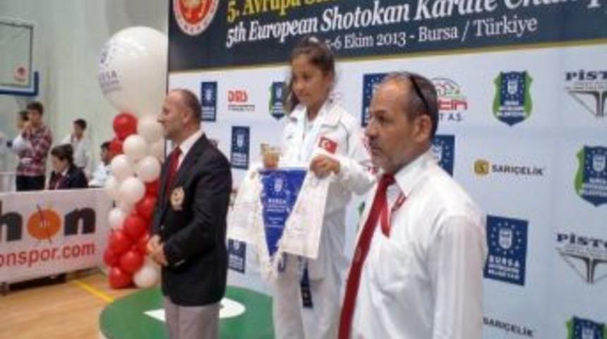 Yenişehirli K&uuml;&ccedil;&uuml;k Karatecilerin B&uuml;y&uuml;k Başarısı