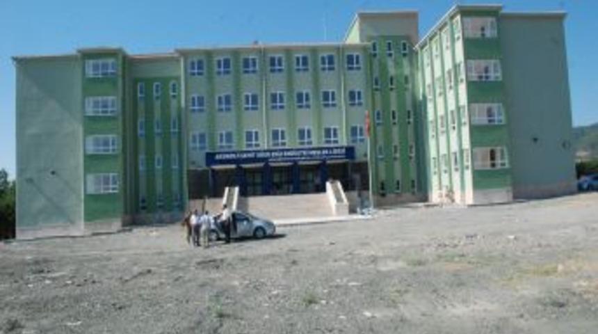 Bah&ccedil;ede Oturacak Yer Bulamayan &Ouml;ğrenciler, Teneff&uuml;s&uuml; Mezarlıkta Ge&ccedil;iriyor