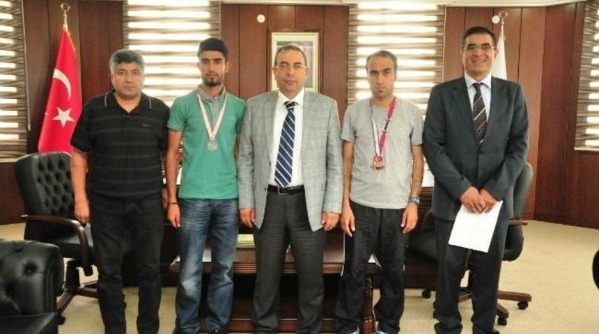Milli Atletten Rekt&ouml;r Prof. Dr. Battal&rsquo;a Ziyaret