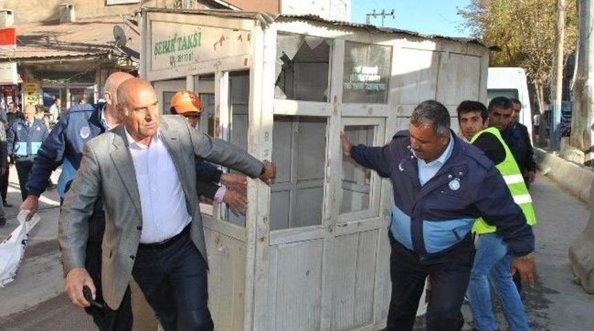 Yüksekova’daki Taksi Durağı Büfeleri Kaldırılıyor