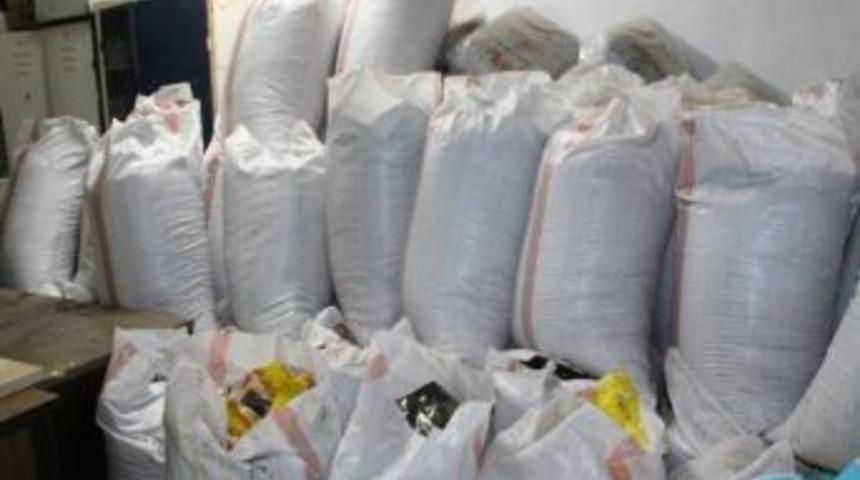 Kaçak Sigarayı Kaçak Çayın İçerisinde Gizlemişler