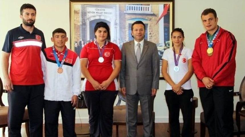 Vali, Madalya Kazanan Sporcuları &Ouml;d&uuml;llendirdi