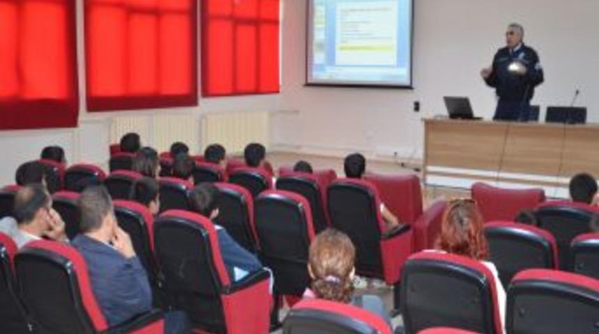 Okul Geçit Görevlilerine Trafik Eğitim Verildi