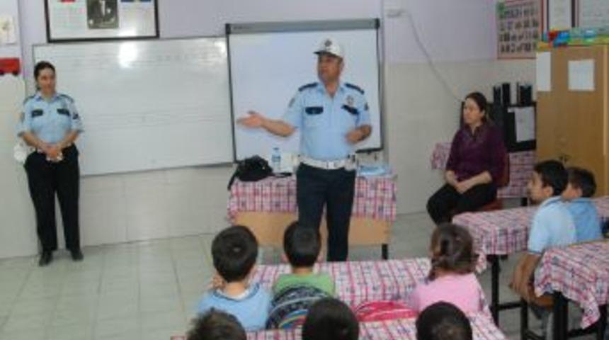 Polisler &Ouml;ğrencilere Trafik Kurallarını Uygulamalı Olarak &Ouml;ğretiyor