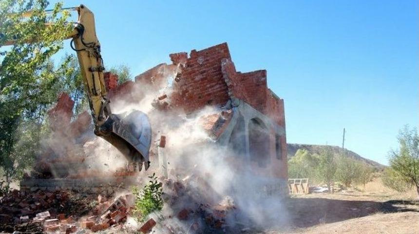 Sivas&rsquo;ta Baraj Koruma Sahasına Yapılan Ev Yıkıldı