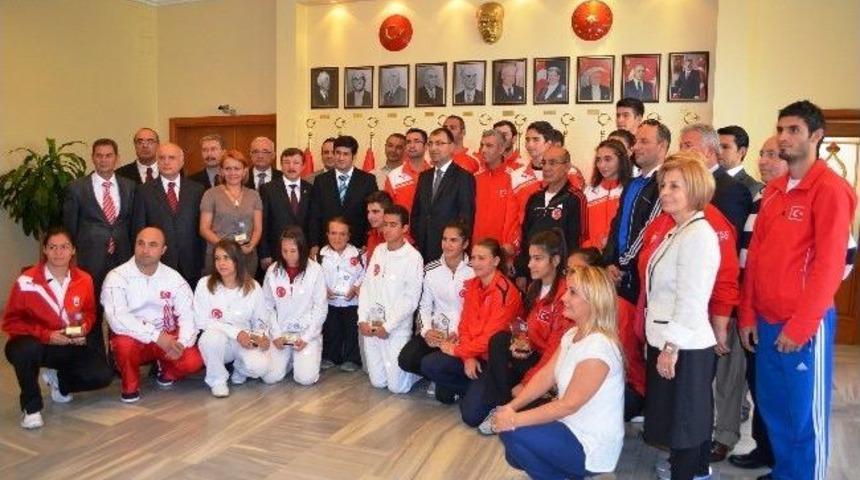 İzmir&rsquo;de &ldquo;sporun En&rsquo;leri&rdquo; &Ouml;d&uuml;llendirildi