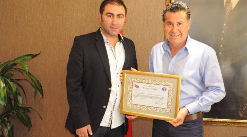 Bodrum Kaymakamı G&ouml;dekmerdan'dan Onur &Ccedil;evik&rsquo;e Başarı Belgesi