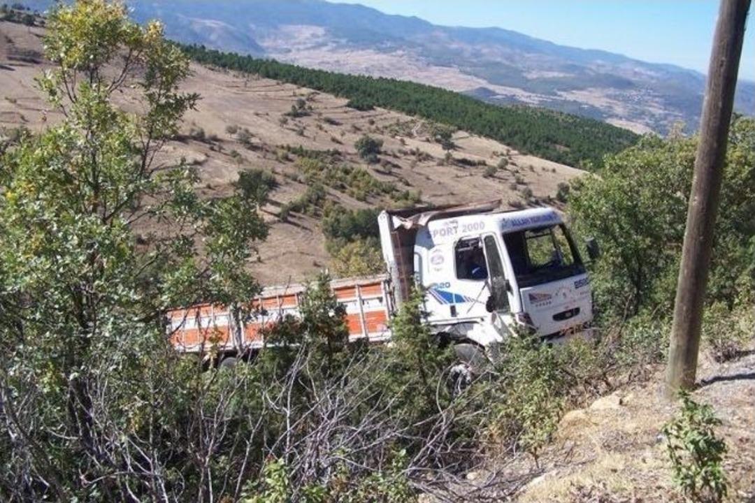 Tosya&rsquo;da Kamyon Dereye U&ccedil;tu: 1 &Ouml;l&uuml;, 1 Yaralı