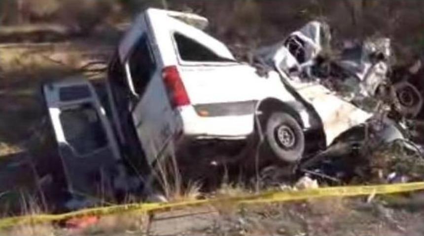 Olay Yerinden İlk Fotoğraf... K&uuml;tahya'daki Trafik Kazasında &Ouml;l&uuml; Sayısı 9'a Y&uuml;kseldi