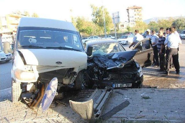 Hatay'da Trafik Kazası: 4 Yaralı