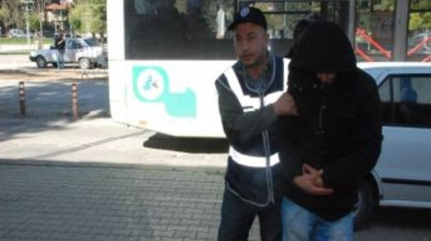 Cep Telfonu Hırsızı Su&ccedil;&uuml;st&uuml; Yakalandı