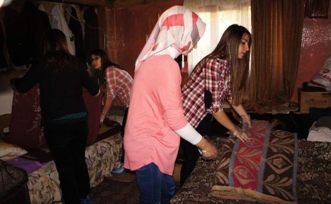 Polis Ve &Ouml;ğrenciler Ev Temizledi