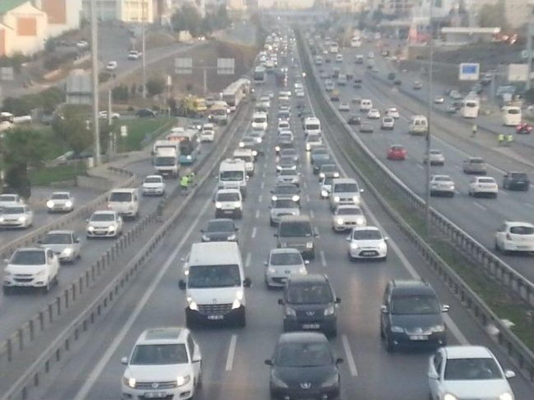 Tatilciler İstanbul Trafiğini Kitledi