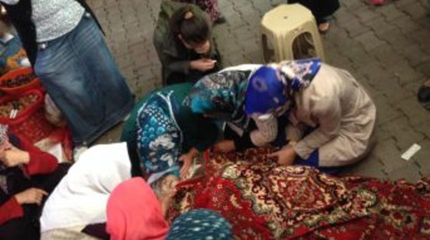 Halk pazarında fenalaşan 70 yaşındaki kadın &ouml;ld&uuml;