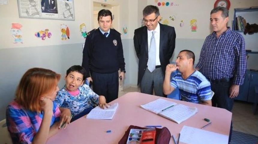 Polis Engelli Öğrencileri Sevindirdi