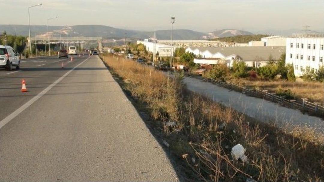 Kaza Yapan Tır S&uuml;r&uuml;c&uuml;s&uuml; Ara&ccedil;ta Sıkıştı