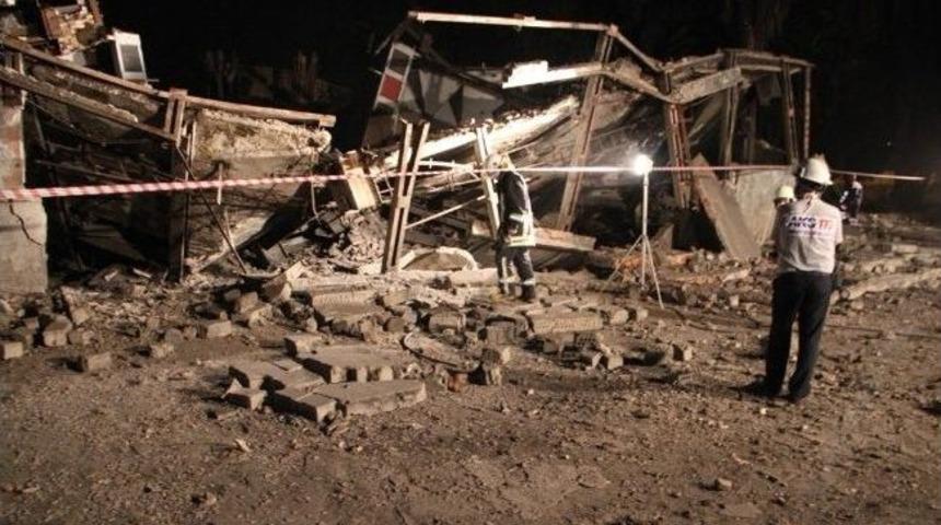 İzmir&rsquo;de &Ccedil;&ouml;ken Bina Korkuttu