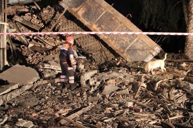 İzmir’de Çöken Bina Korkuttu 1