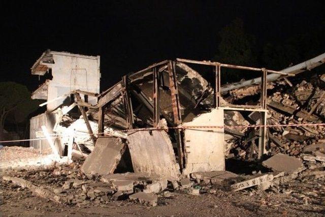 İzmir’de Çöken Bina Korkuttu 2