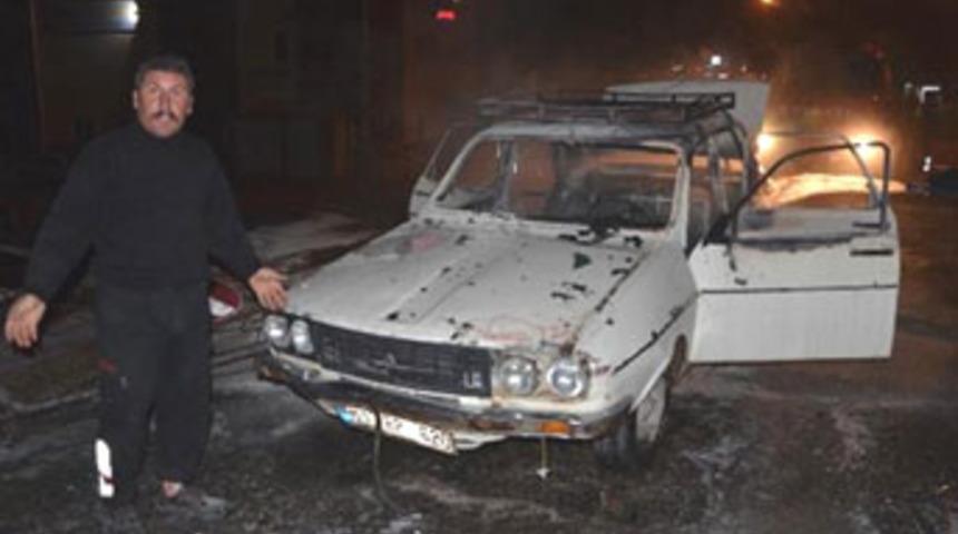 Tarihi k&ouml;pr&uuml; &uuml;zerinde otomobilini ateşe verdi