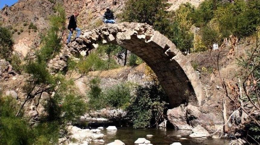 Tarihi Hatun K&ouml;pr&uuml;s&uuml;, Defineciler Tarafından Tahrip Ediliyor
