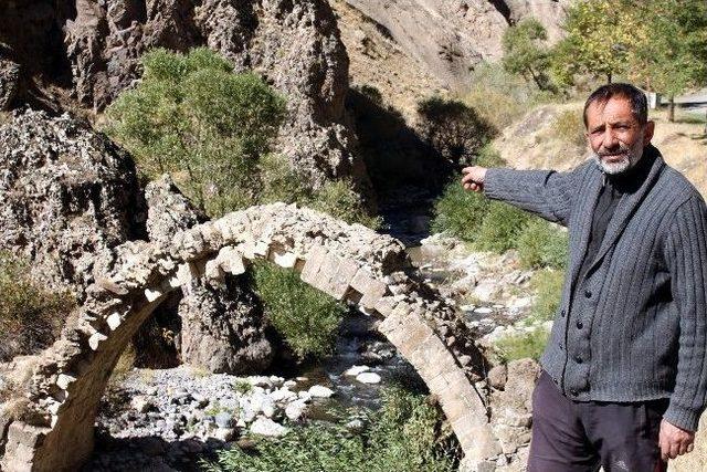 Tarihi Hatun K&ouml;pr&uuml;s&uuml;, Defineciler Tarafından Tahrip Ediliyor 1