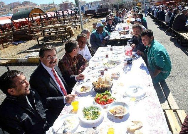 G&ouml;lbaşı Belediye Başkanı Odabaşı&rsquo;ndan İş&ccedil;ilere &Ouml;ğle Yemeği S&uuml;rprizi 1