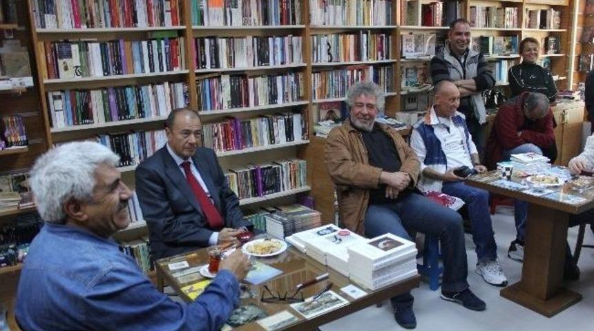 Yazar &Ouml;zkılı&ccedil; Urla&rsquo;da Kitaplarını İmzaladı