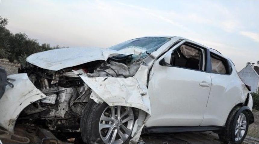 Kırkağa&ccedil;&rsquo;ta Otomobil Şarampole U&ccedil;tu: 2 Yaralı