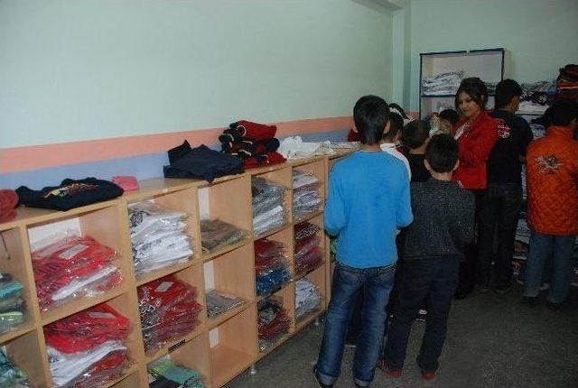 İhtiya&ccedil; Sahibi &Ouml;ğrencilere &ldquo;okul Mağazası&rdquo; 1