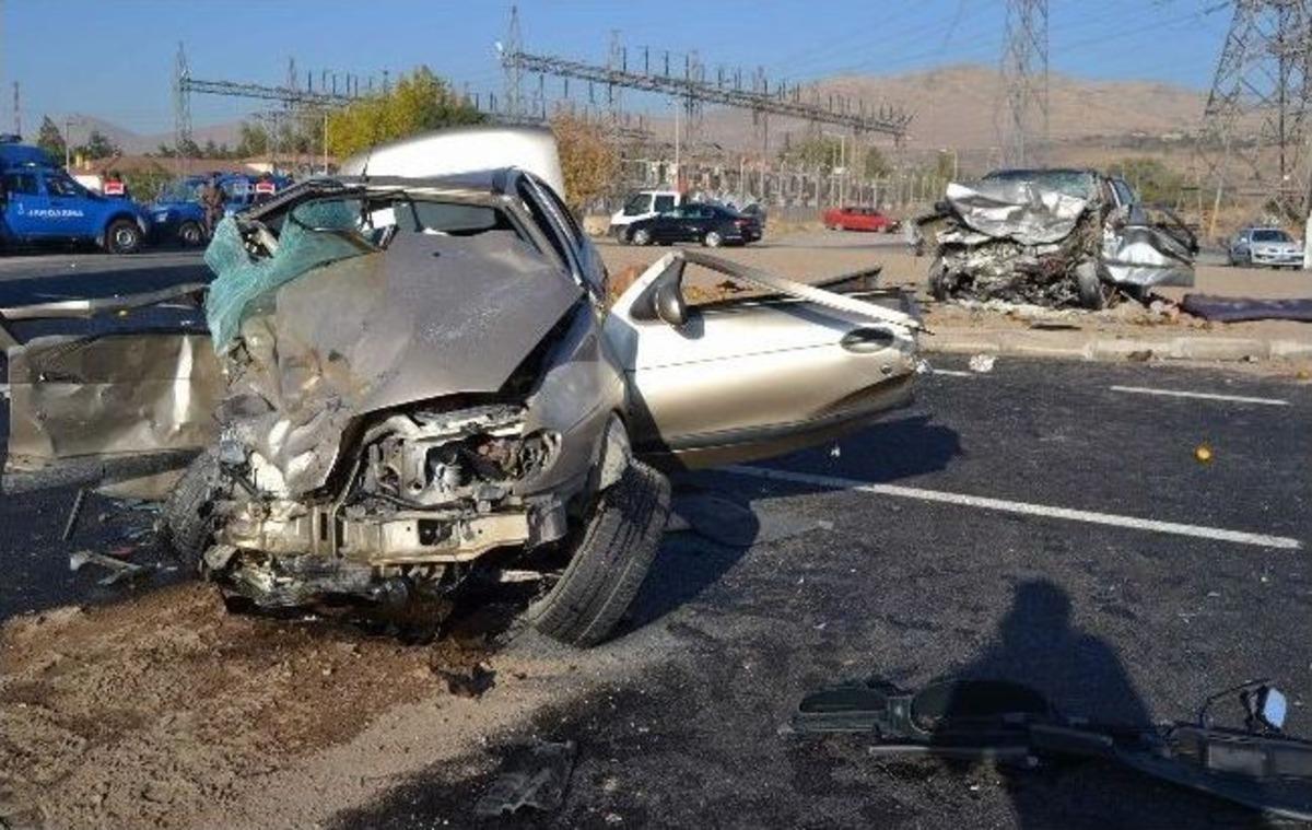 Otomobiller Kafa Kafaya &Ccedil;arpıştı: 1 &Ouml;l&uuml;, 2 Yaralı