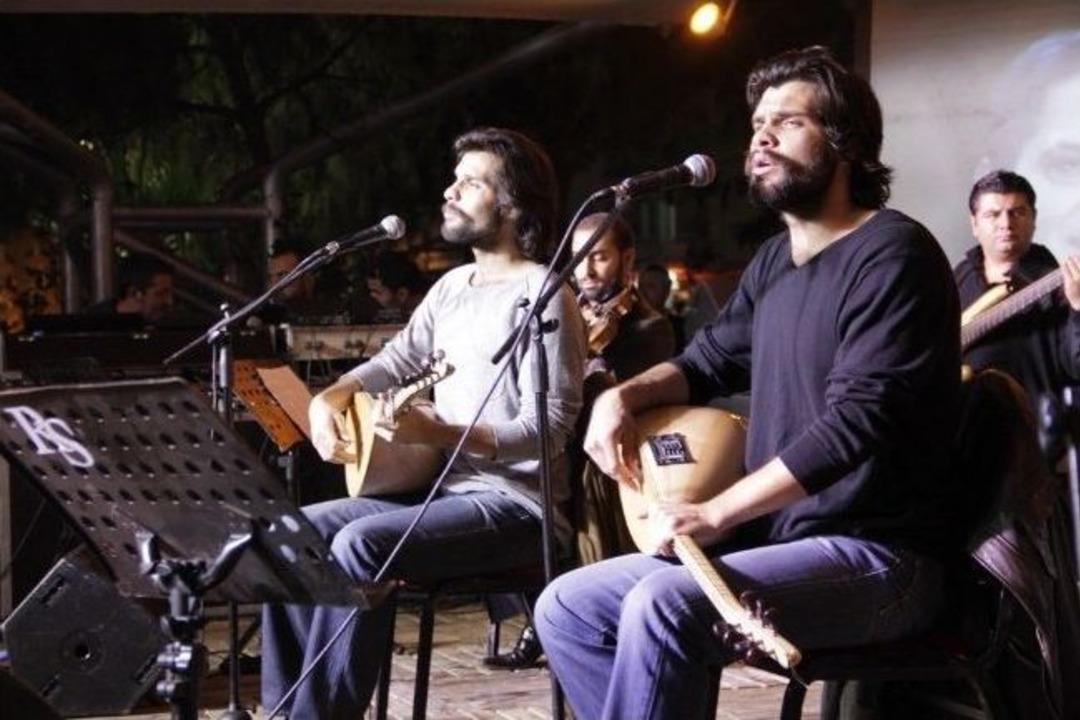 Konak'ta İkiz M&uuml;zisyenler Coşturdu