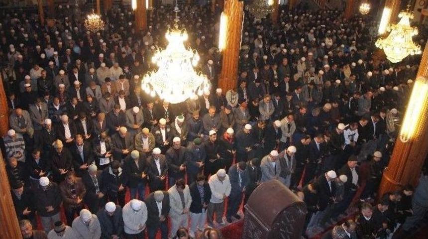 Mısırlı M&uuml;sl&uuml;manlar İ&ccedil;in Kunut Duası Okundu