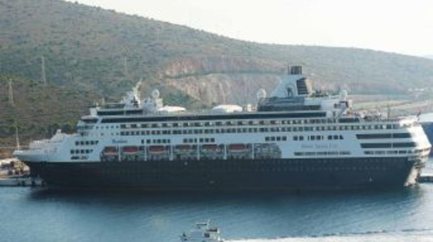 &Ccedil;eşme Limanı Dev Kruvaziyeri Ağırladı