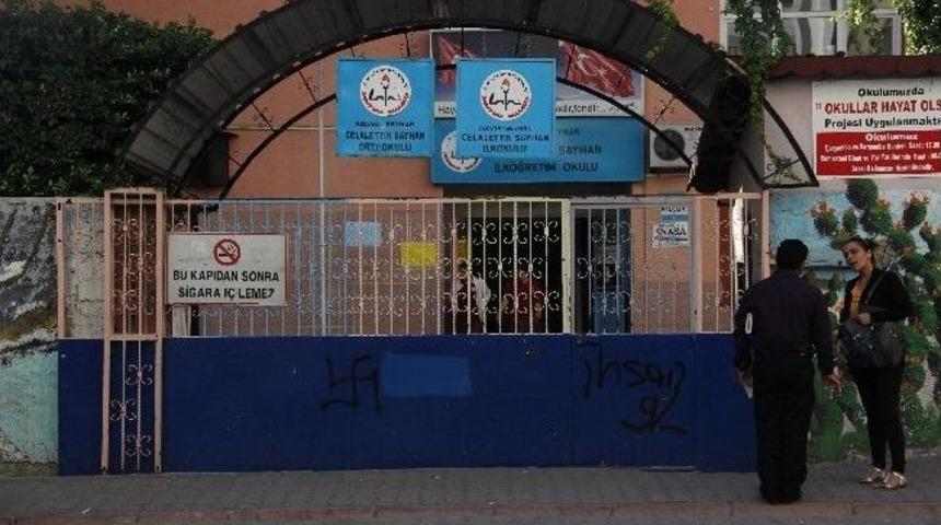 &Ouml;ğretmenine Aşık Olan Gence Okuldan Uzaklaştırma Cezası