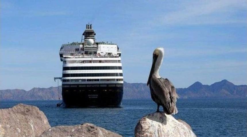 &Ccedil;eşme En B&uuml;y&uuml;k Kruvaziyer Gemisini Ağırladı