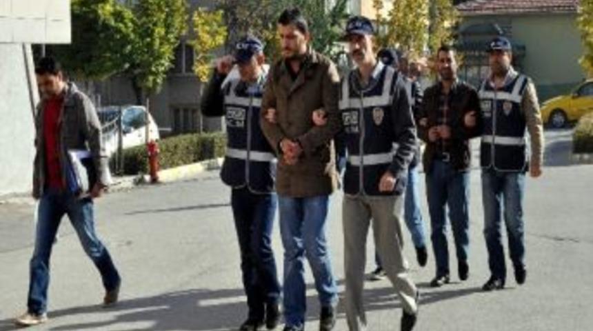 Silah Ticareti İddiasıyla G&ouml;zaltına Alınan 2 Kişi Adliyeye Sevk Edildi