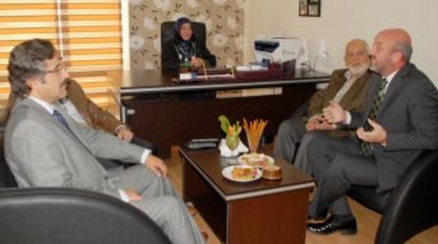 Baş&ouml;rt&uuml;s&uuml; Yasağı Nedeniyle Gidemediği Fak&uuml;lteden 24 Yıl Sonra Diploma Aldı