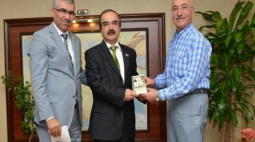 Vali Coş, Kurbanını &ldquo;t&uuml;rk Kızılayı&rdquo;na Bağışladı