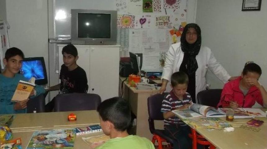Derslerinden Hastalıkları Nedeniyle Geri Kalmıyorlar