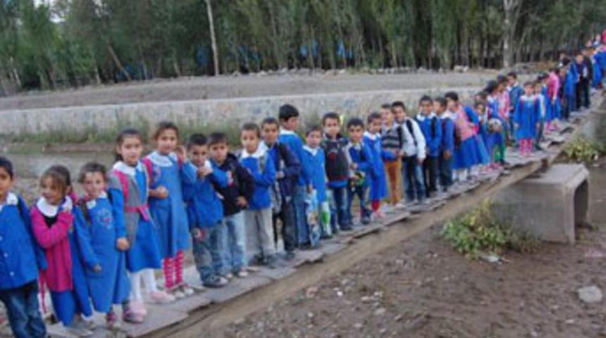 &Ouml;ğrencilerin tahta k&ouml;pr&uuml;de tehlikeli yolculuğu