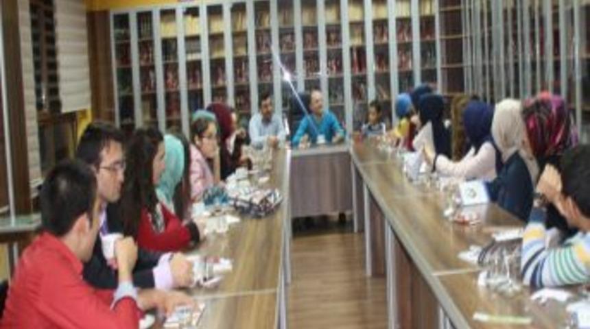 &Ouml;ğrencilerin Yorum G&uuml;c&uuml;n&uuml; Arttırmak I&ccedil;in Kitap Sohbetleri Tertipleniyor
