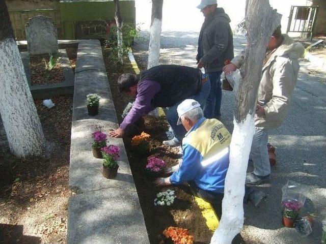 Bozüyük İlçe Mezarlığında Kurban Bayramı Hazırlıkları 1